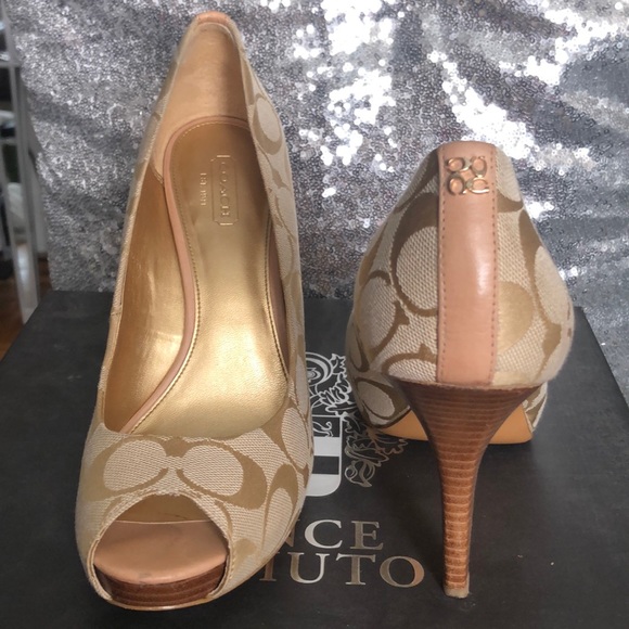 Coach shoes: Front toes out. - Picture 3 of 6